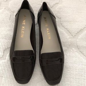 Lovely brown Anne Klein loafers 9B